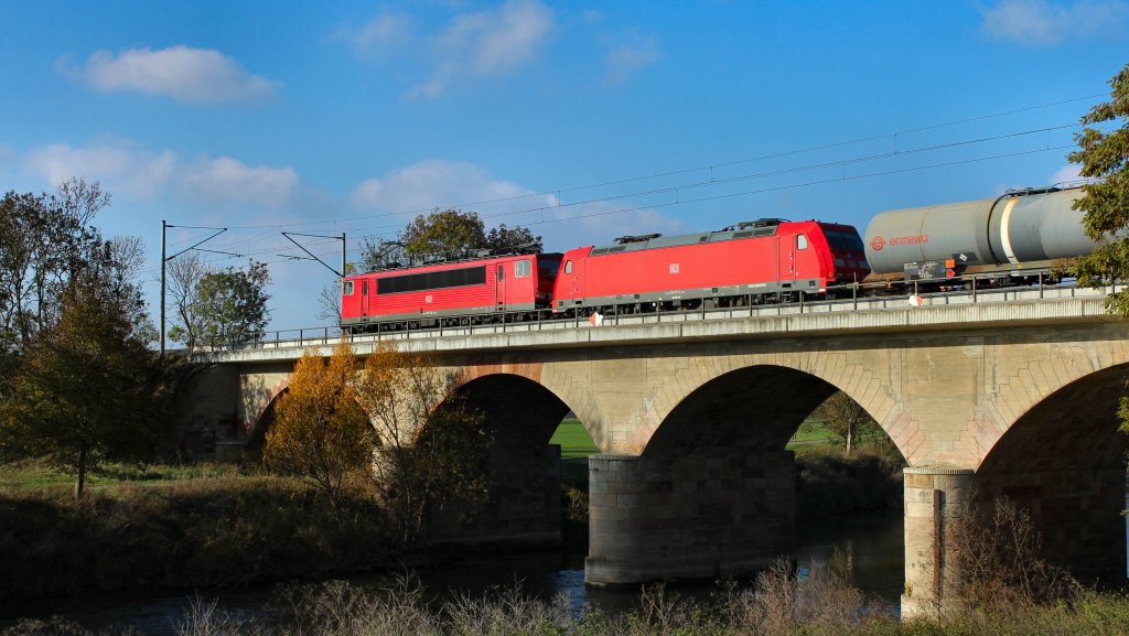 155 080-3 und die faule 185 371-2 vor einem Kesselwagenzug auf der Saalebrücke kurz vor Naumburg (Saale) aus Richtung Weißenfels kommend; 03.11.11