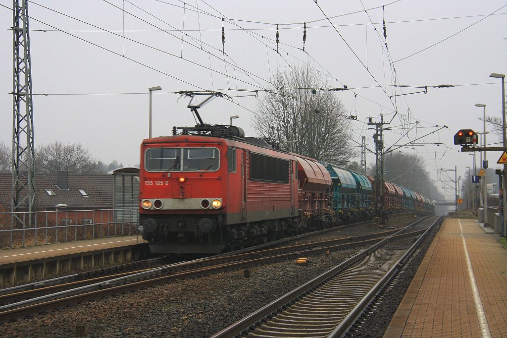 155 105-0 kommt aus Richtung Herzogenrath mit einem Kalkleerzug nach Aachen-West und weiter nach Hermalle-Huy(B).
Aufegenommen bei der durchfahrt in Kohlscheid am 10.3.2012.