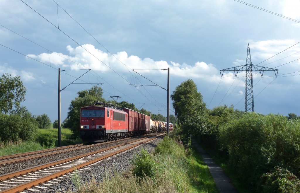 155 112-6 fuhr am 08.08.2012 mit einem Gterzug von Osnabrck nach Emden, hier kurz vor Leer.