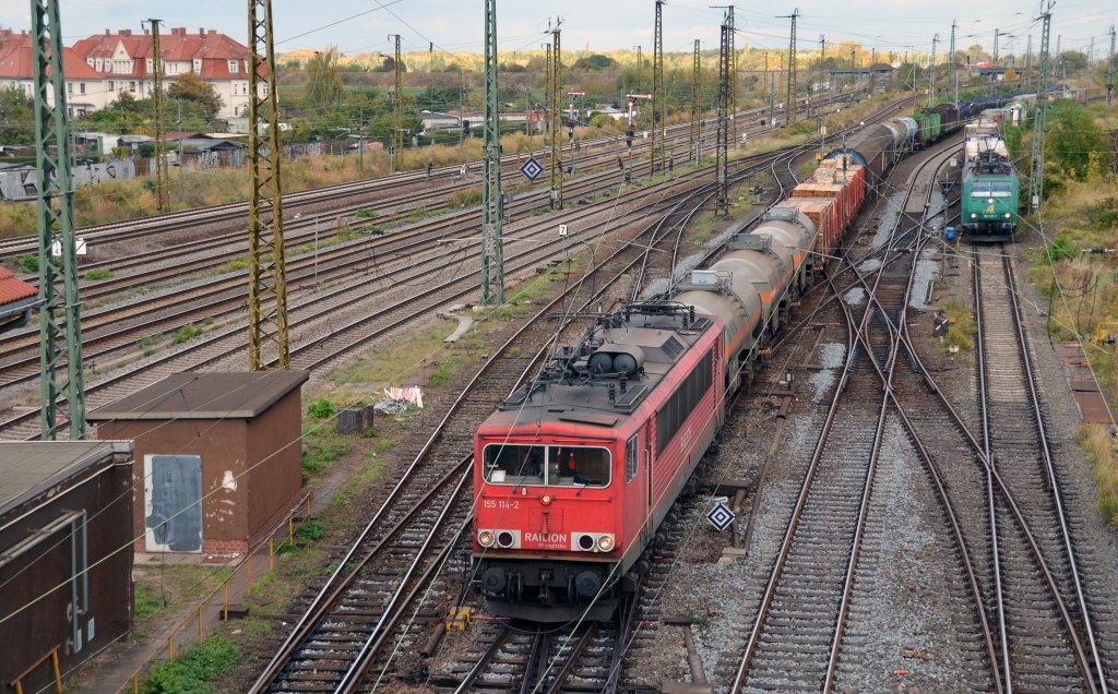 155 114 erreichte mit einem gemischten Gterzug am 10.10.12 den Rbf Halle(S). Daneben fhrt 185 533 ein.