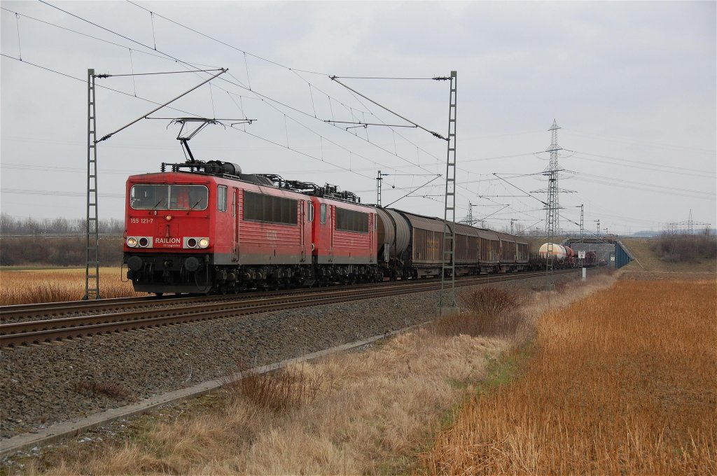 155 121-7 und eine leider unerkannte Schwesterlok beschleunigen hier bei PB-Elsen mit EZ 52242 auf dem Weg von Paderborn nach Hagen-Vorhalle, 09.03.2012.