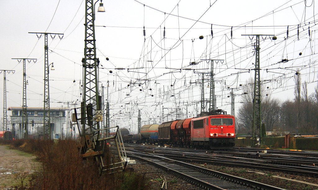 155 133-2 von Railion fhrt mit einem gemischten Gterzug bei der Ausfahrt Kln-Gremberg und fhrt in Richtung Kn-Sd bei Regenwetter am 21.12.2012.