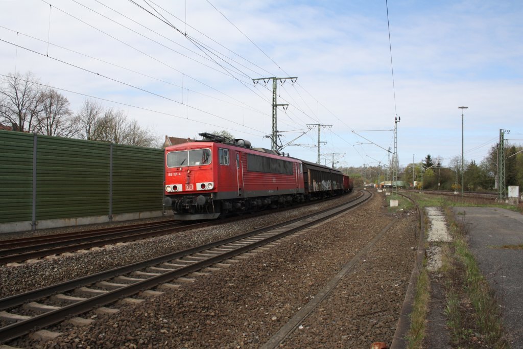 155 151-4, fhrt am 08.04.2011 in ber die Fernbahn durch Lehrte.