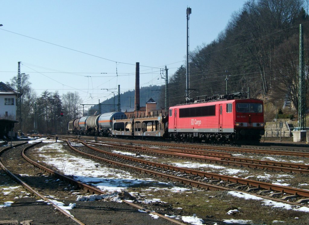 155 163 durchfhrt am 16. Mrz 2013 mit einem gemischten Gterzug den Bahnhof Kronach Richtung Saalfeld. Einen netten Gru zurck an die beiden Tf´s.