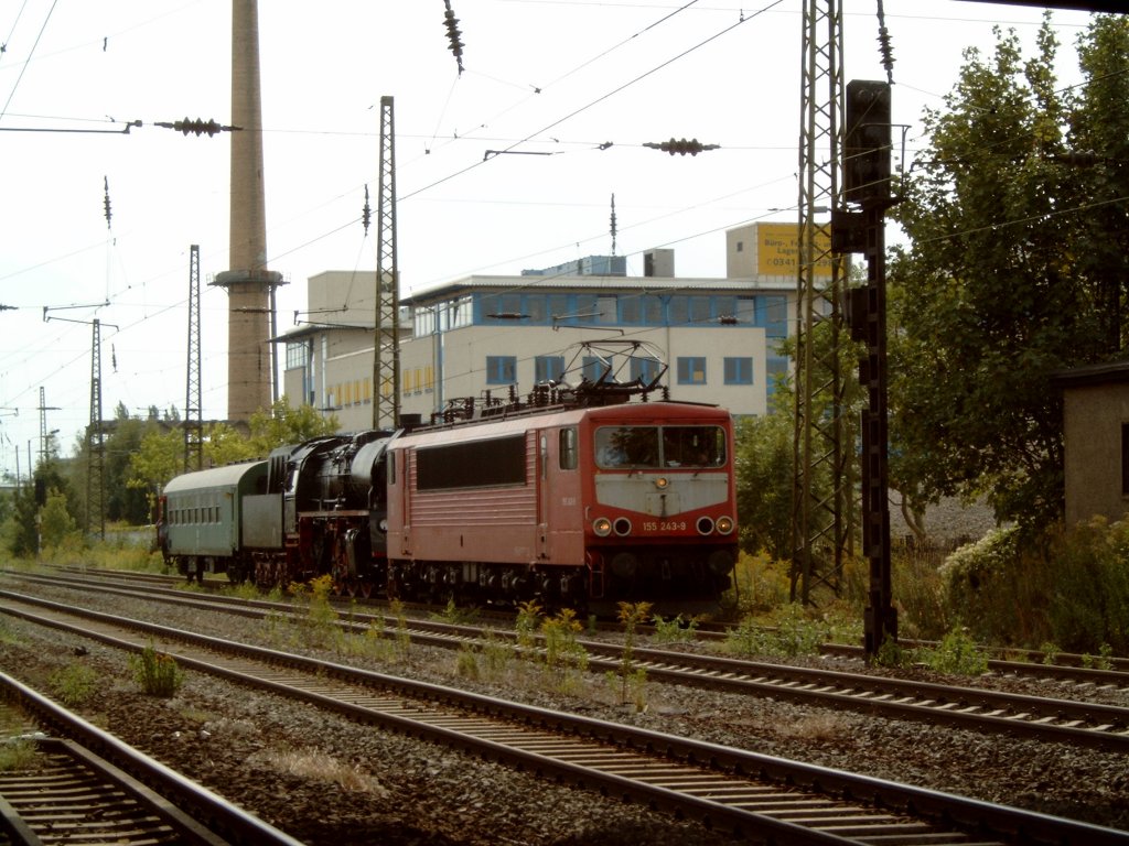 155 243 - Leipzig-Plagwitz am 29.08.2003 - stellt gerade einen Lokzug zusammen, welcher spter zum Bahnhofsfest nach Wittenberg aufbrechen wird. Am Haken 35 1113 und ein vierachsiger Rekowagen.