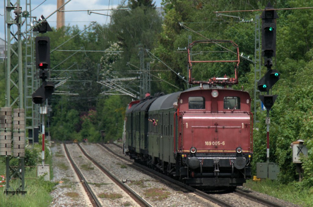 169 005 am 20.05.13 schiebt den Sonderzug dem Mnchner Hbf entgegen. Hier bei den Siemenswerken