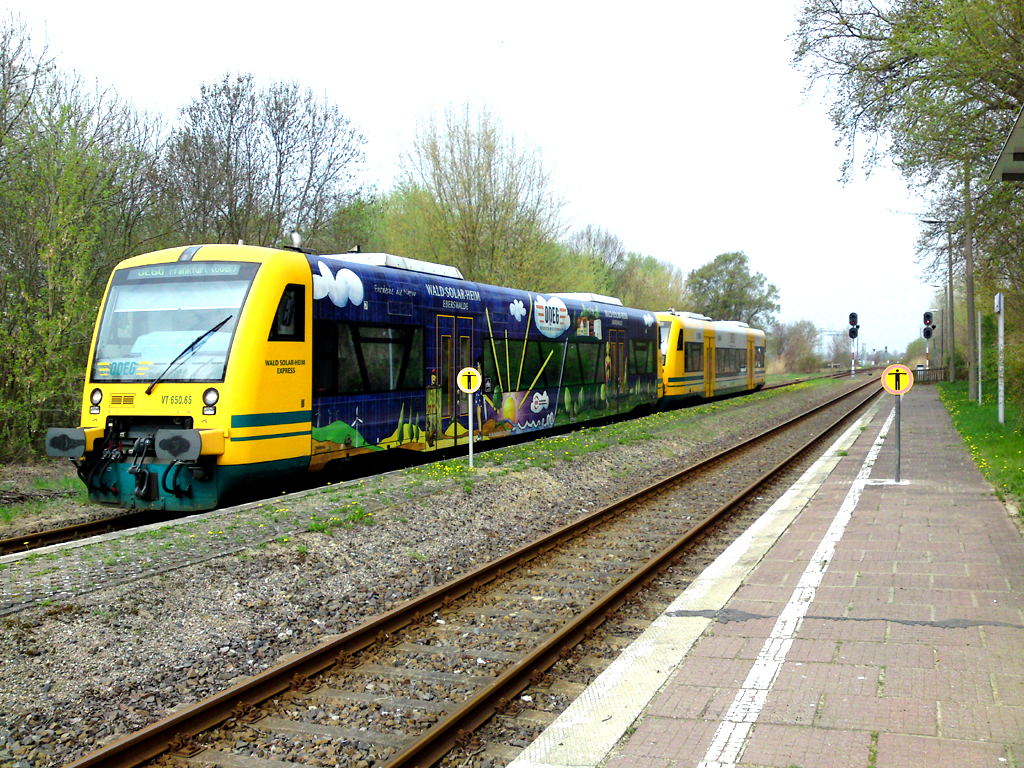 17.04.2011 - Eine Doppel-Traktion der ODEG im Bahnhof Letschin.