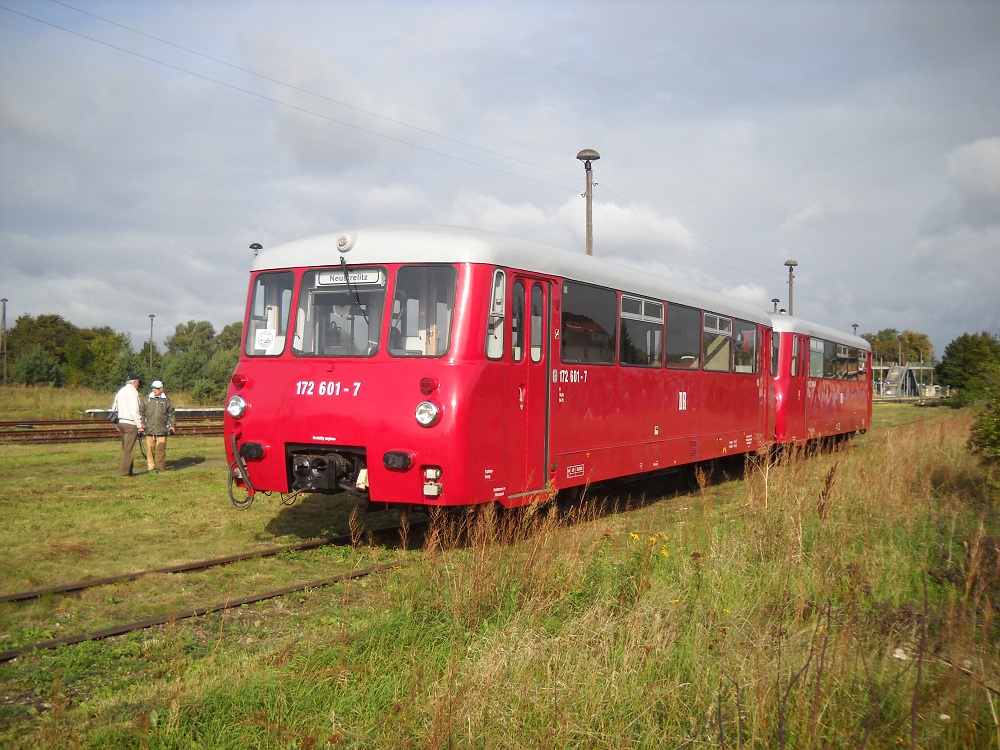 172 001 steht am 18.09.2010 auf einem Nebengleis im Bahnhof Karow (Meckl.).