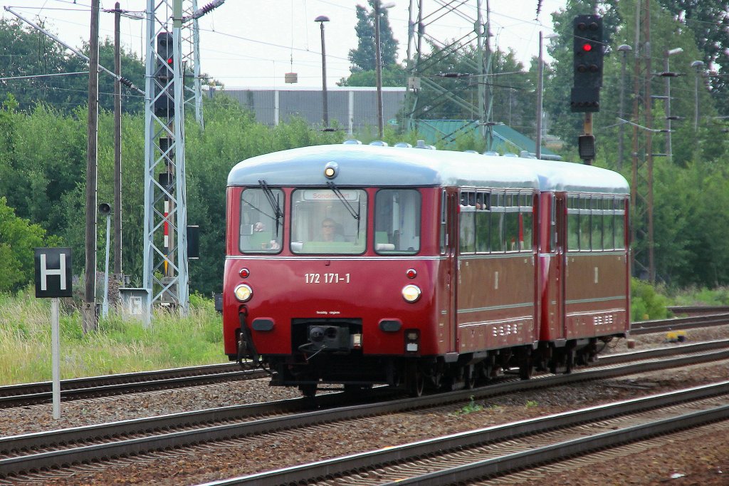 172 171-1 Durchfahrt durch den Bahnhof Berlin Schnefeld Flughafen  am 06. Juni 2011.