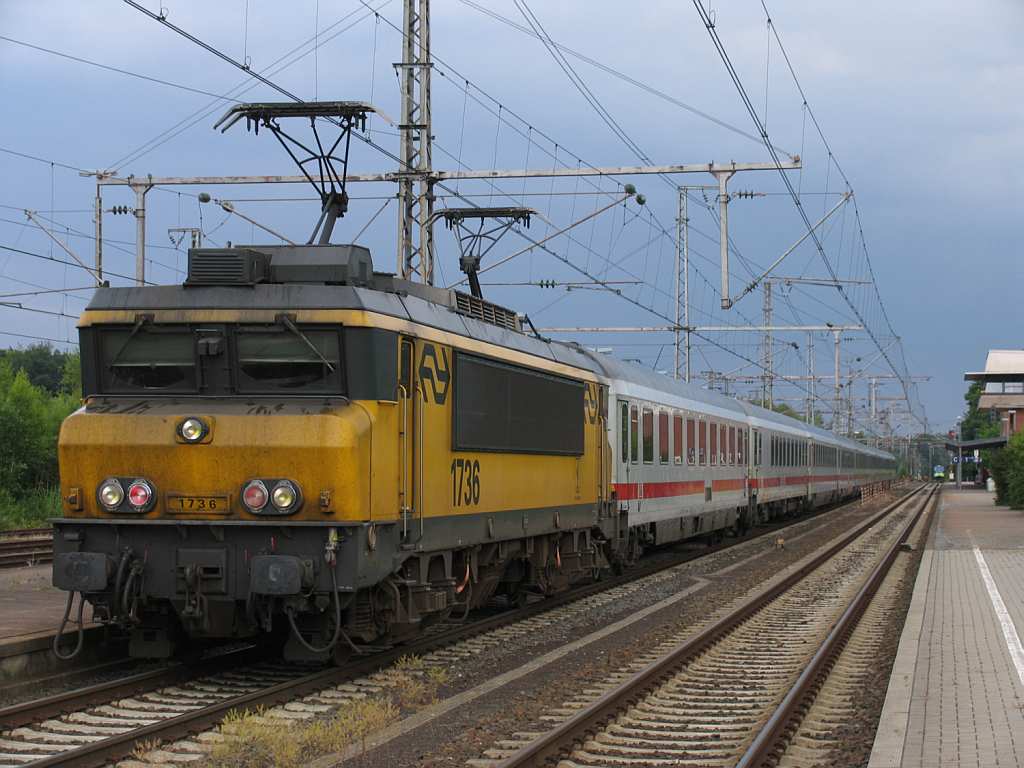 1736 mit IC 144 Berlin Ostbahnhof-Schiphol auf Bahnhof Bad Bentheim am 11-7-2012.