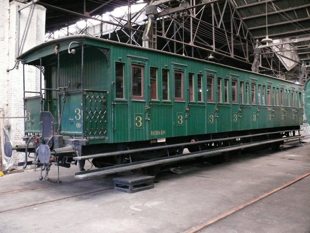 175 Jahre Eisenbahn in Belgien. Auch dieser schn erhaltene Personenwagen 93948 vom Typ GCI (Grande Capacit) steht im Museumsdepot in Leuven. Die seitlichen Trittbretter dienten dem Bahnpersonal dazu die Fahrgste zu kontrollieren. Aufgenommen am 08/05/2010.