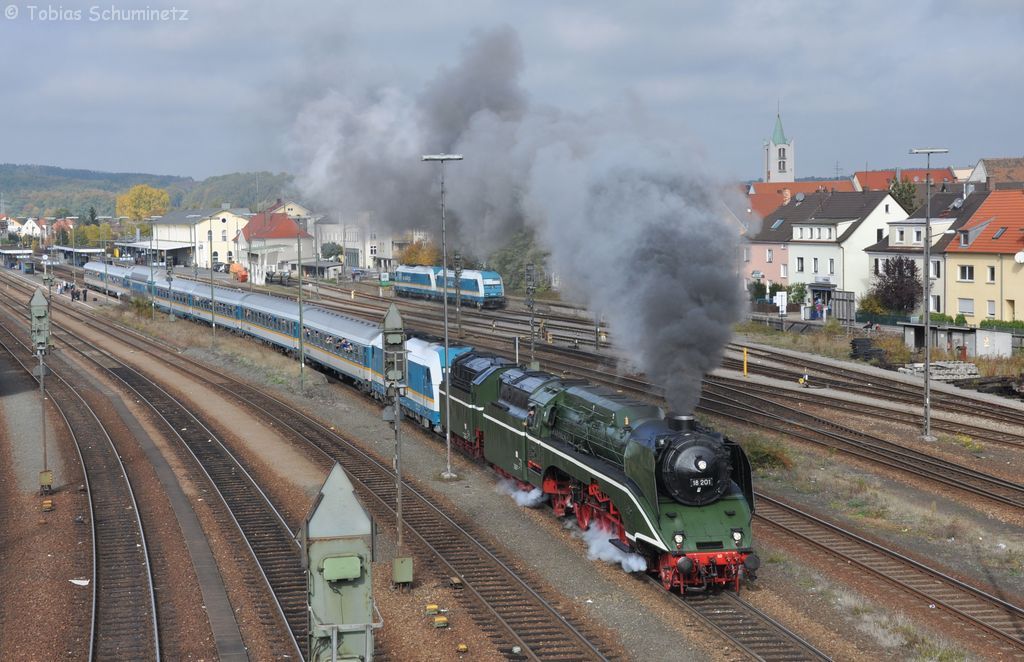 18 201 + 223 062 mit ALX84111 am 14.10.2012 bei der Ausfahrt aus Schwandorf. Die 18 201 wurde zum Bahntag in Regensburg berfhrt.