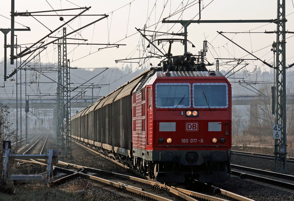 180 017 mit Gterzug Richtung Tschechei bei der Durchfahrt durch den Bahnhof Pirna, 01.02.2012.
