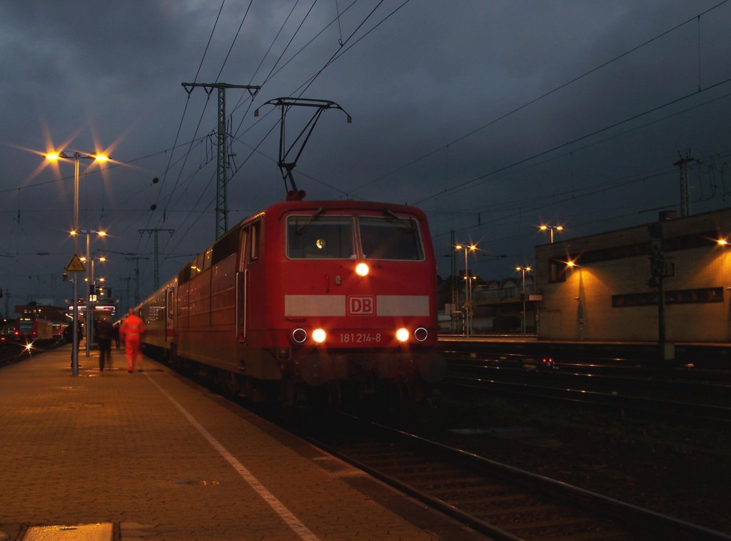 181 214-8 (Mosel) steht mit dem IC 137 Luxembourg - Emden am 07.12.2011 in Koblenz