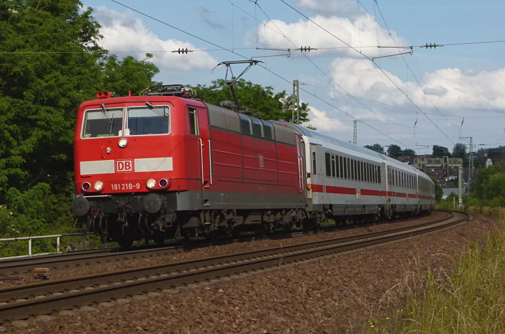 181 218-9 ist mit dem Ersatz IC 2804 Frankfurt (Main) - Saarbrcken am 15.05.2012 bei Kaiserslautern Pfaffwerk