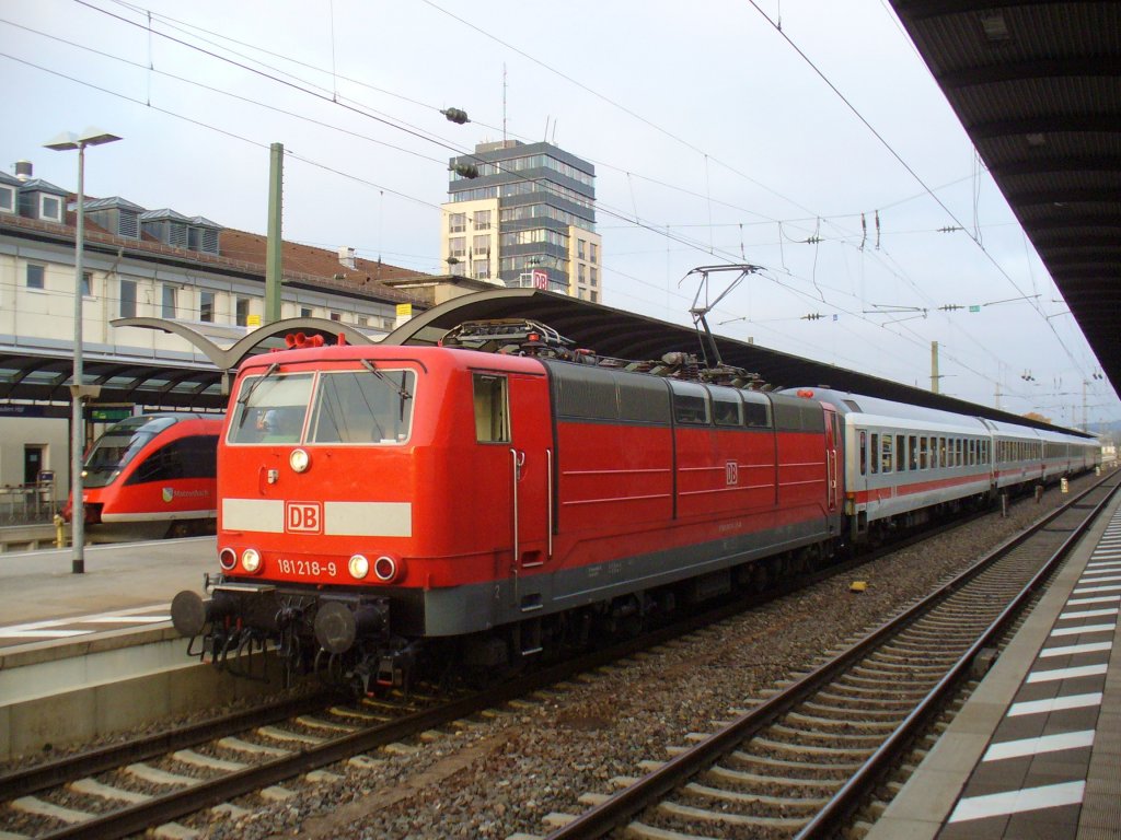 181 218-9 steht mit dem IC 2054 Frankfurt (Main) - Saabrcken in 27.10.2011 in Kaiserslautern
