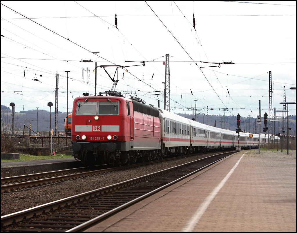 181 219 (9180 6181 219-7 D-DB) durchfhrt mit einem IC den Bahnhof von Ehrang. (02.04.2010)