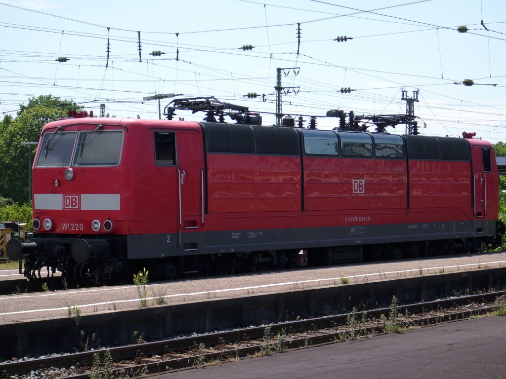 181 220 steht am 03.07.2011 im Karlsruher Hbf.