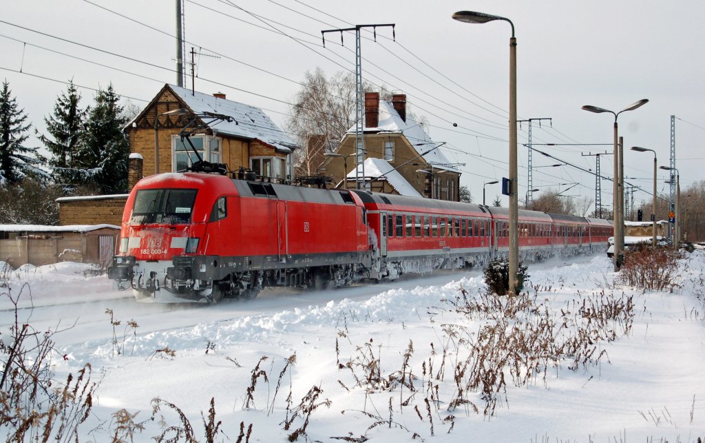 182 003 schiebt am 10.12.10 ihren RE aus Cottbus durch Leipzig-Thekla Richtung Hbf.