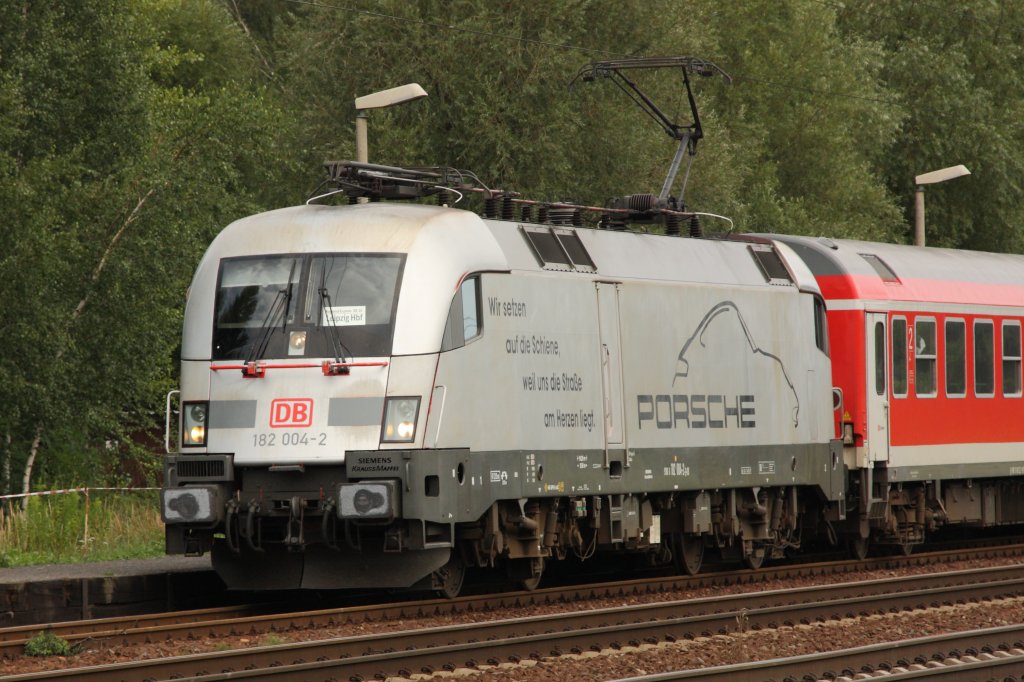 182 004-2 fhrt mit ihrem RE aus Cottbus in den Bahnhof Leipzig-Thekla ein. Fotografiert am 07.08.2010. 