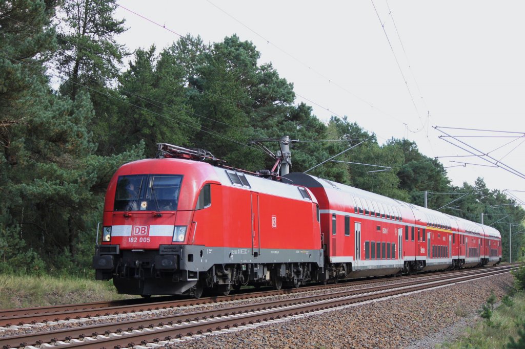 182 005 mit RE 4 Richtung Wittenberge,25.08.2012 bei Friesack/Mark