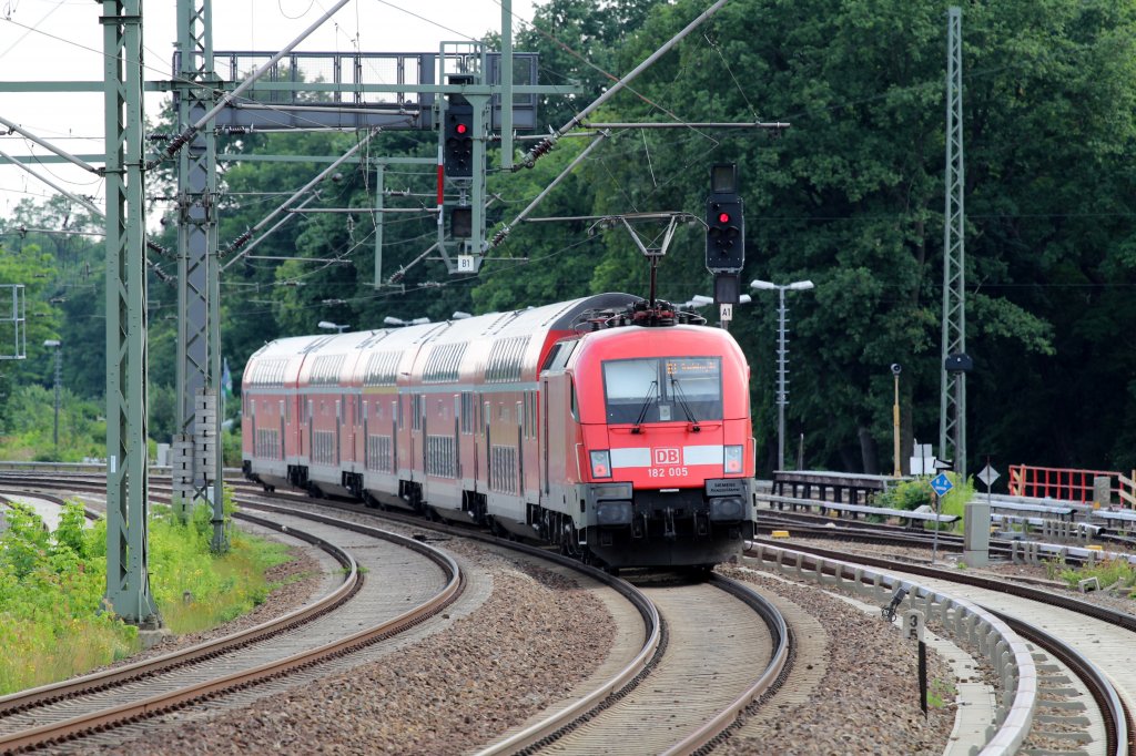 182 005 schiebt am 27.06.2013 ihren RE 1 nach Brandenburg im Bereich des Bahnhofes Berlin-Grunewald