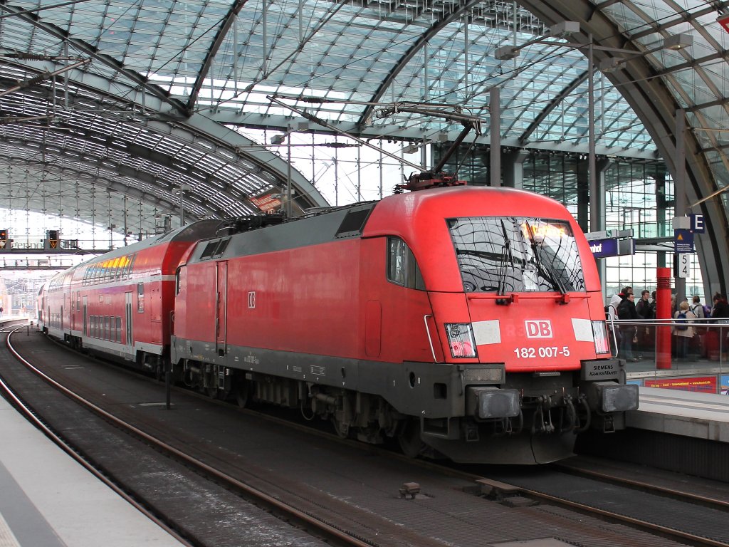 182 007-5 schiebt am 01.04.2012 den RE 37413 nach Cottbus, hier bei der Abfahrt in Berlin Hbf.