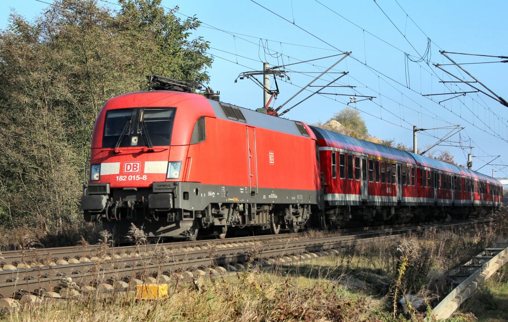 182 015-8 bedient am 03.11.2011 RB 16318 von Halle (Saale) Hbf nach Eisenach, hier kurz vor Naumburg (Saale).