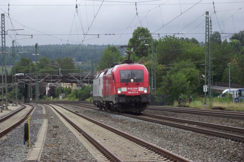 182 017-4 zieht am 7. August 2011 die Siemens Vectron durch Kronach.