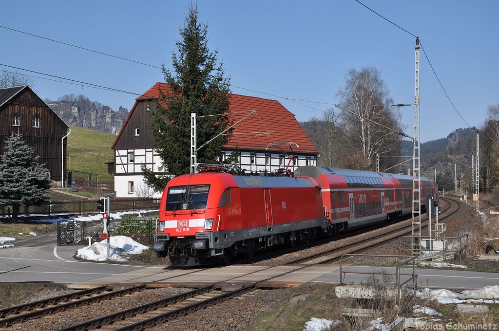 182 018 (91 80 6182 018-2 D-DB) + Dosto als S1 (37729) von Meien nach Schna am 05.03.2013 bei Kurort Rathen