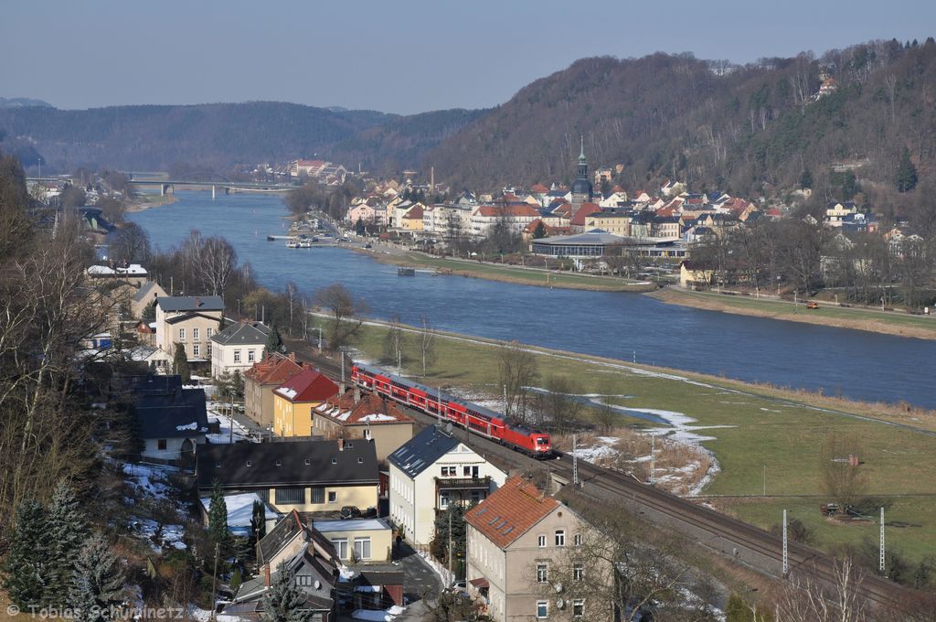 182 021 (91 80 6182 021-6 D-DB) + Dosto als S1 (3771) von Meien nach Schna am 05.03.2013 in Krippen