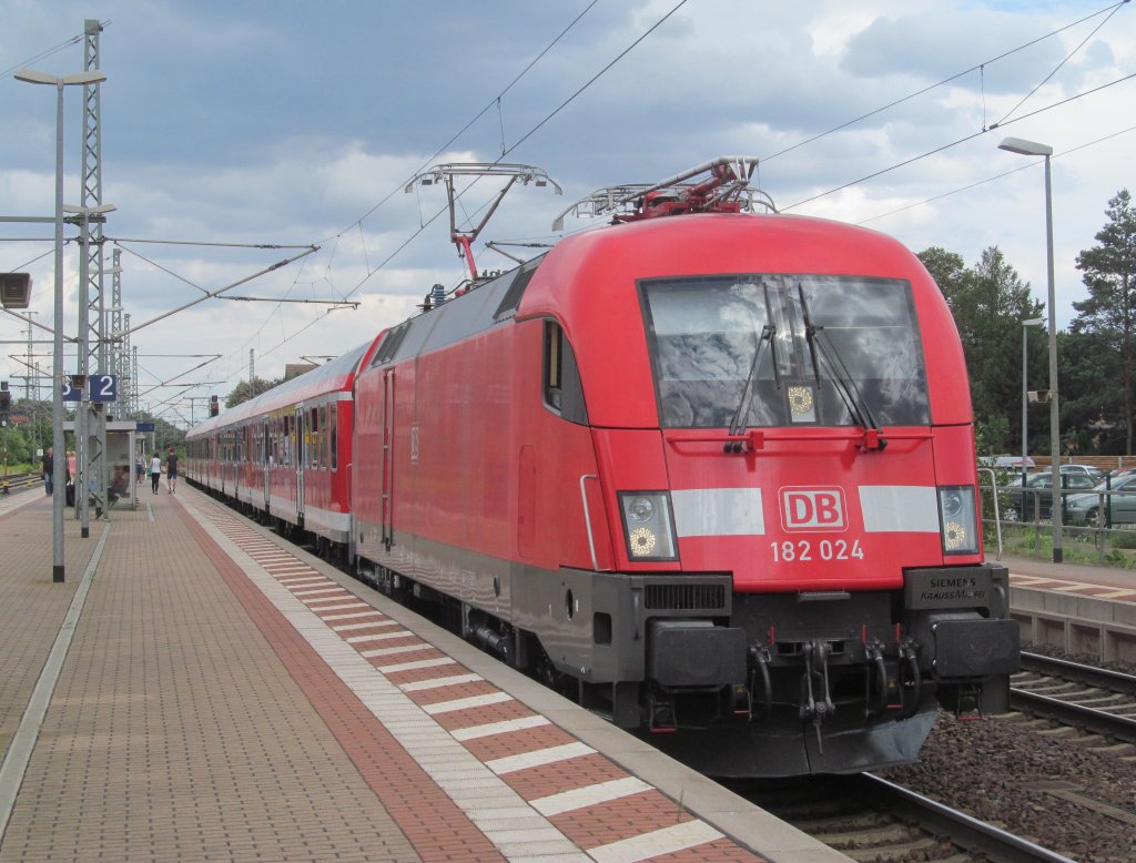 182 024 steht am 12. August 2013 mit einer RB nach Eisenach im Bahnhof Neudietendorf.
