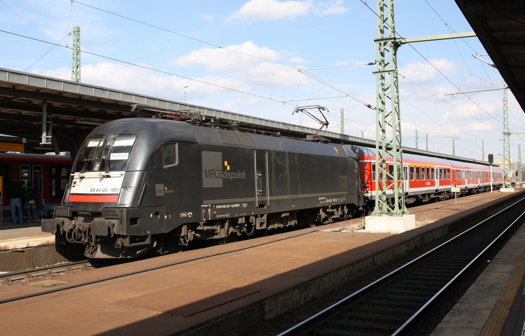 182 501-7 steht am 10.4.2012 mit RB Halle-Eisenach im Weimarer Hbf und wartet auf die Ausfahrt Richtung Erfurt.