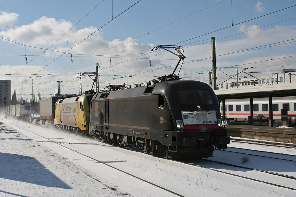 182 505 + 182 511 mit KLV Zug am 31.01.2010 in Mnchen Ost.