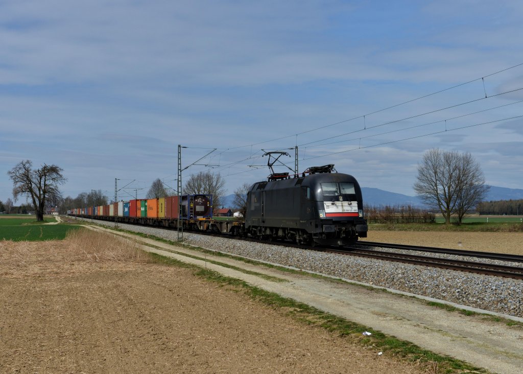 182 563 mit einem Containerzug am 14.04.2013 bei Langenisarhofen.