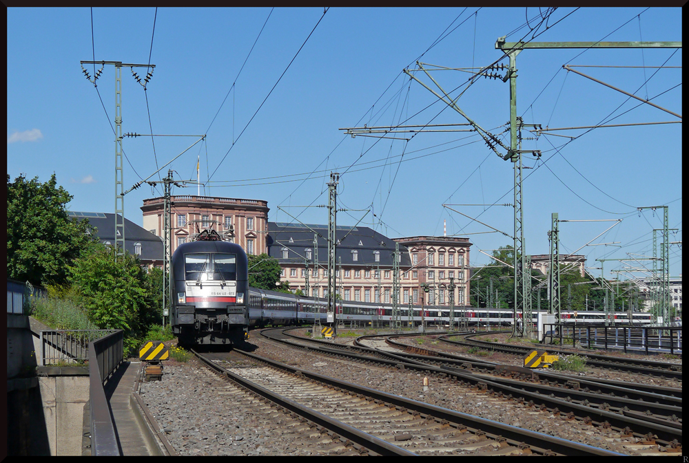 182 572 fährt mit dem EC 6 am Mannheimer Schloss vorbei. (16.06.2013)