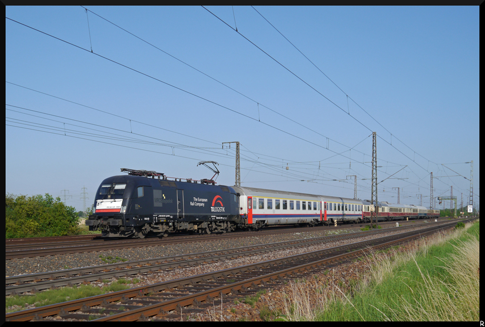 182 599-1 (ES 64 U2-099) hatte am 20.07.2013 die Aufgabe, den Rheingold-Sonderzug der AKE-Eisenbahntouristik von Trier nach Nrnberg und zurck zu befrdern. Ziel war das DB Museum in Nrnberg. Der Zug, der immerhin noch grtenteils aus historischen Wagen besteht, kam leicht versptet durch Mannheim-Friedrichsfeld.