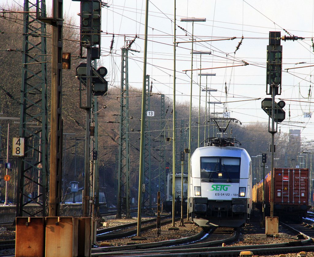 182 601-5 (ES 64 U2-101) der SETG fhrt mit einem Getreidezug von Aachen-West in Richtung Kln bei schnem  Sonnenschein am Rosenmontag 20.2.2012. 
