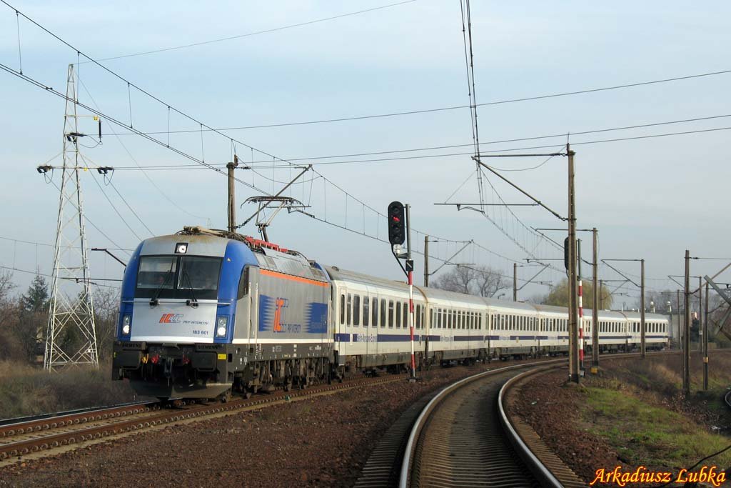 183 601  Husarz  mit EC44  Berlin-Warszawa-Express  durchfhrt am 14.11.2009 den Haltepunkt Poznań Grczyn