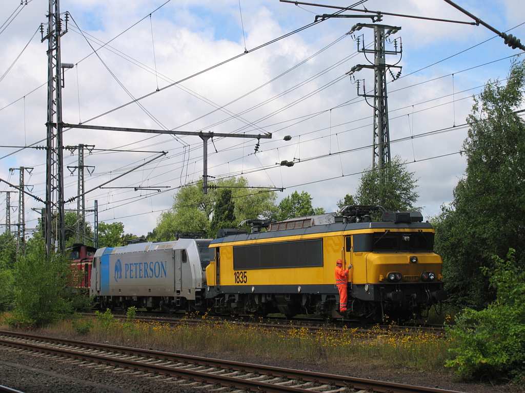 1835 (ehemalige NS 1635/1835) der Bentheimer Eisenbahn AG, 185 686-3 (Railpool Peterson) und D25 (ehemalige DB 211 345-4) der Bentheimer Eisenbahn AG in die Nhe von Bahnhof Bentheim am 12-7-2012.