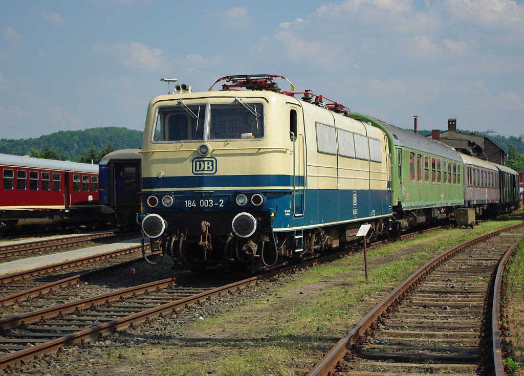 184 003-2 in der, nach der Lokparade etwas lichter gewordenen, Ausstellung im DB Museum Koblenz-Ltzel. Aufgenommen am 21.05.2011.