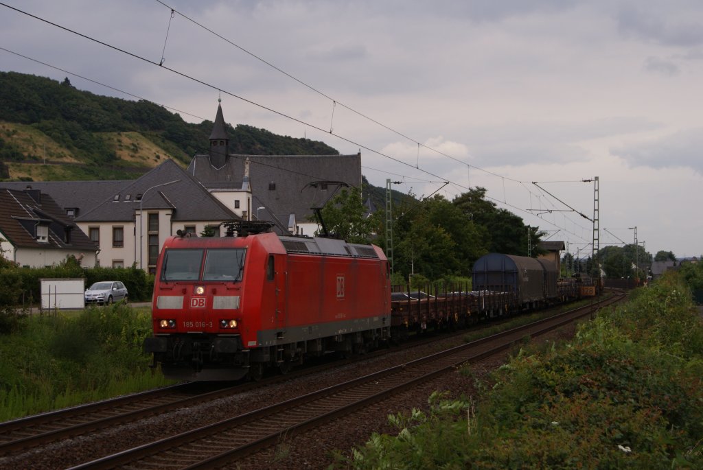 185 016-3 mit einem gemischten Gterzug in Leutesdorf am 02.07.2011