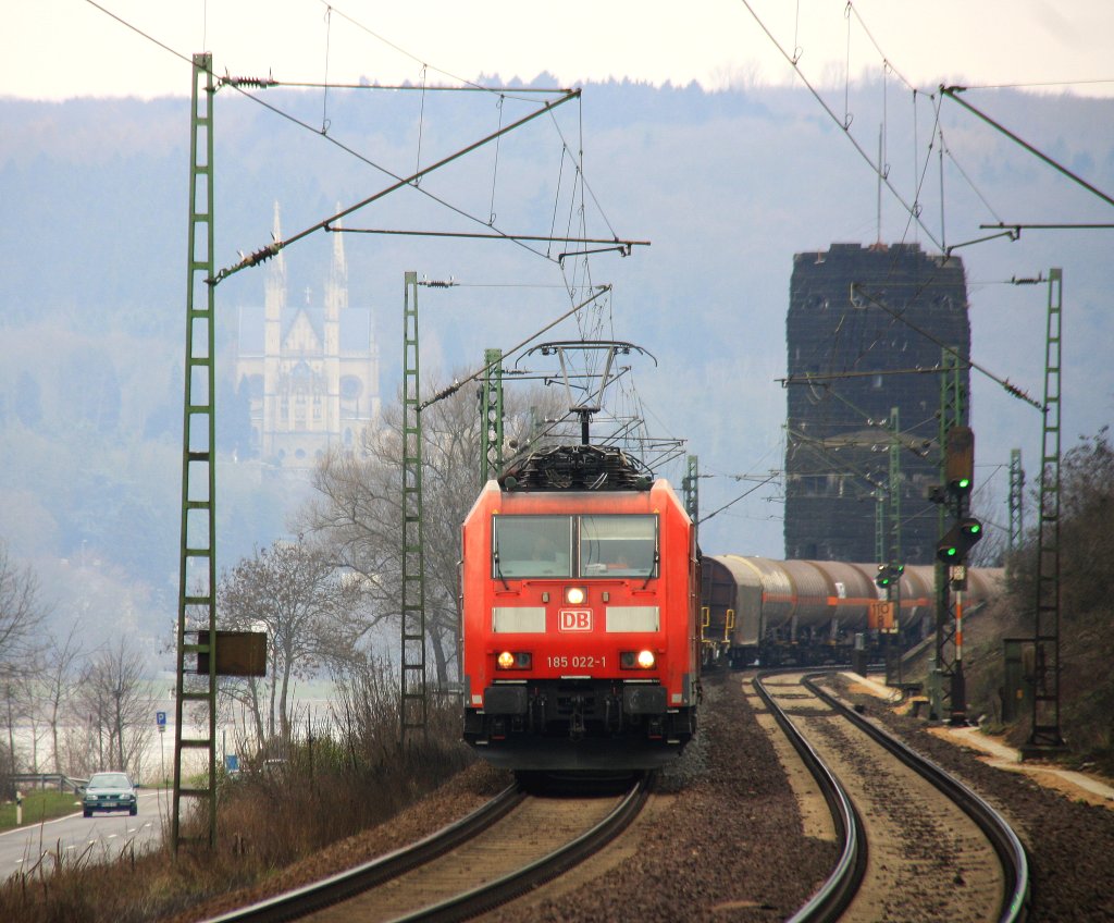185 022-1 DB kommt aus Richtung Kln mit einem gemischten Gterzug aus Kln-Gremberg nach Sden und fhrt in Richtung Koblenz auf der Rechte Rheinstrecke (KBS 465) bei Kasbach-Linz am Kalten 3.4.2013. 