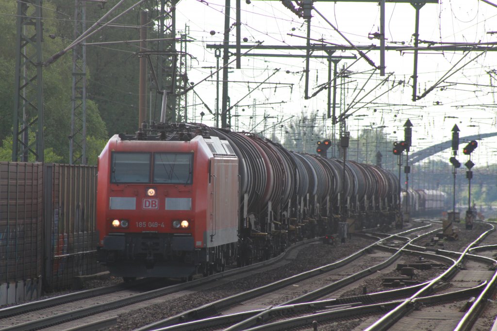 185 049-4 mit einen Gz Kesselwagen am 12.05.2013 in Hannover Linden/Fischerhof.