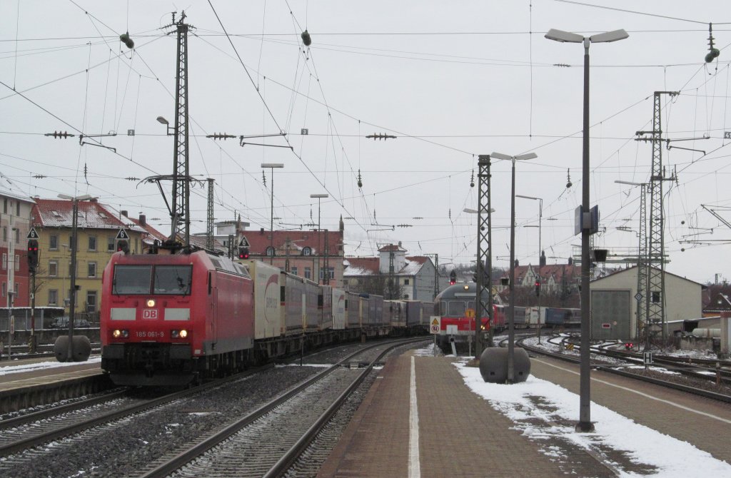 185 061-9 zieht am 20. Februar 2013 den Paneuropa/Terratrans-KLV durch Ansbach.