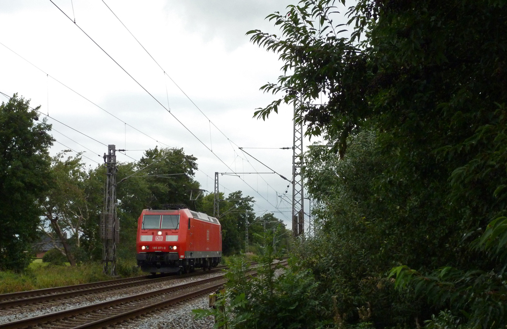 185 071-8 fuhr am 07.09.2012 als Lokzug von Emden nach Drpen, hier bei Neermoor.