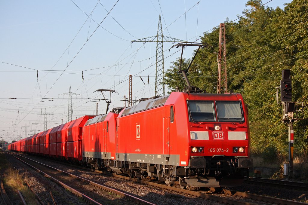 185 074 und eine weitere 185er zogen am 11.10.12 den  Projektzug Leiseres Rheintal  als Kohlezug von Oberhausen-West Ri.Sden.Hier bei der Durchfahrt durch Ratingen-Lintorf.