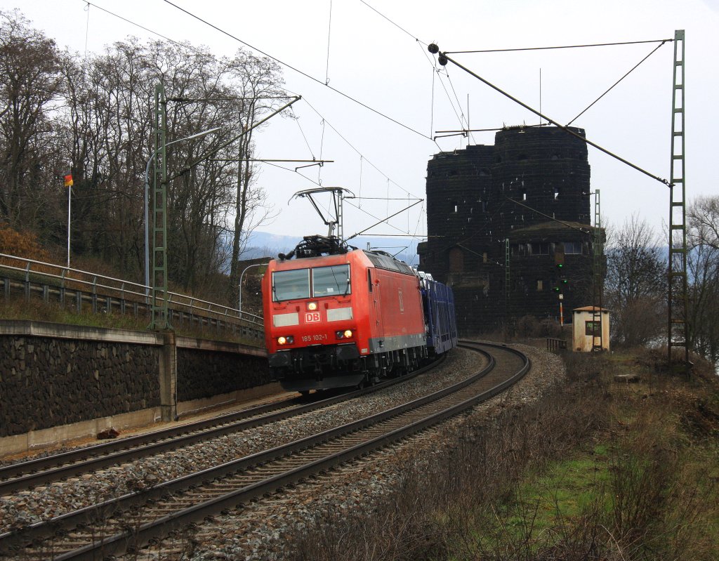 185 102-1 DB kommt aus Richtung Koblenz mit einem langen gemischten Gterzug aus Sden nach Kln-Gremberg und fhrt durch Erpel am Rhein und fhrt in Richtung Kln auf der rechten Rheinstrecke (KBS 465) am Kalten 3.4.2013.