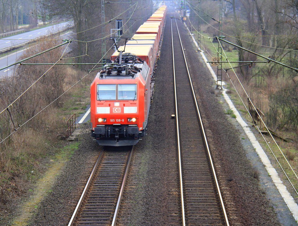 185 108-8 DB kommt mit einem Winner-LKW-Zug fhrt durch Bad Honnef auf der Strecke Koblenz-Kln bei Wolken am 17.3.2012.