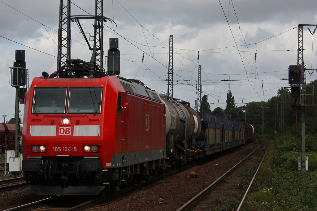 185 124 fhrt am 9.8.11 mit einem Gterzug durch Duisburg-Bissingheim.
Gru an den Tf! :)